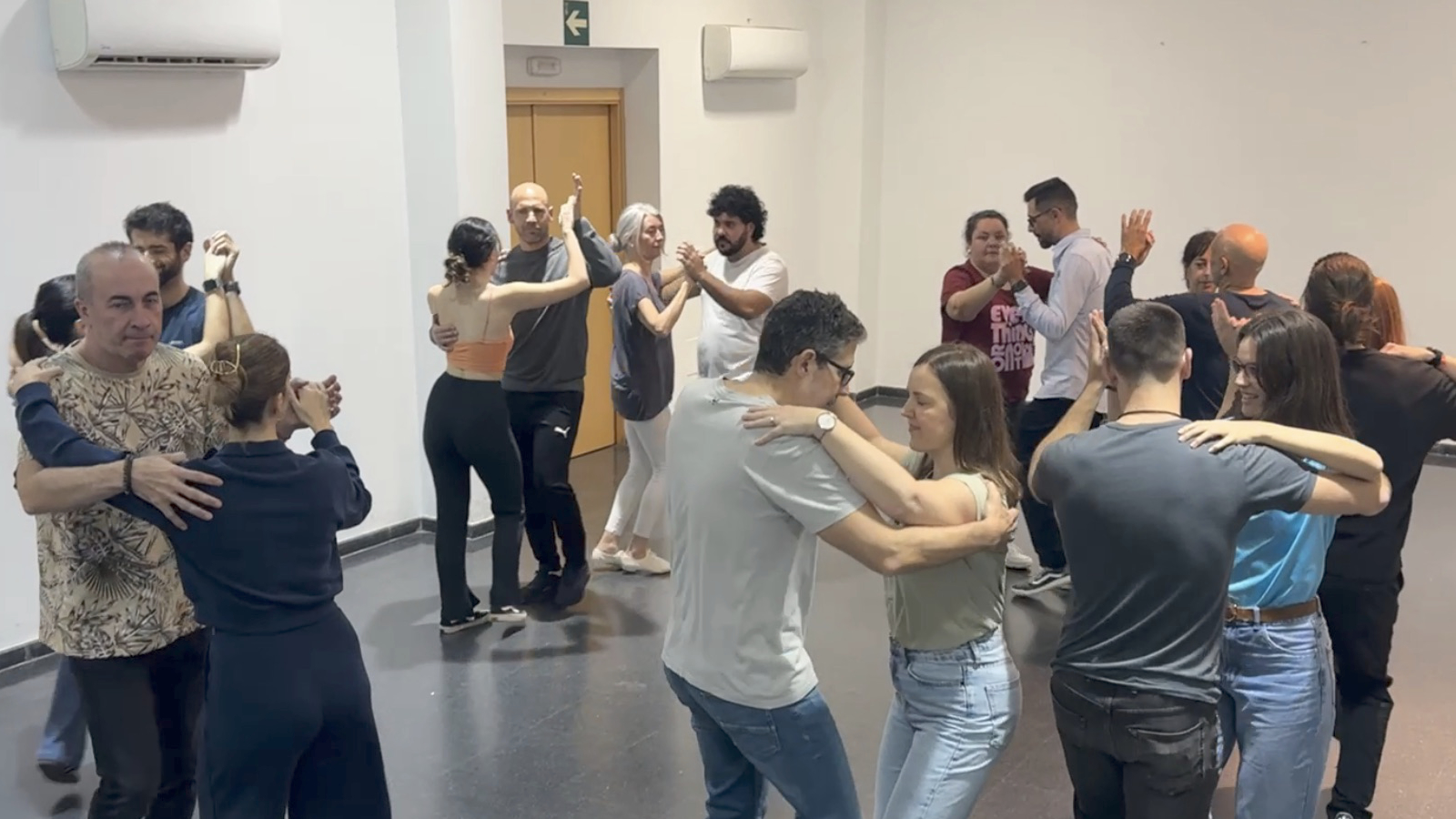 Pareja bailando salsa cubana en Málaga